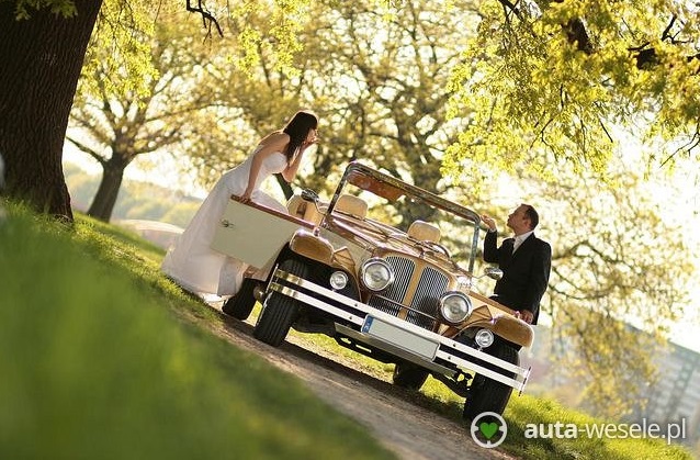 zabytkowe auto podczas sesji ślubnej