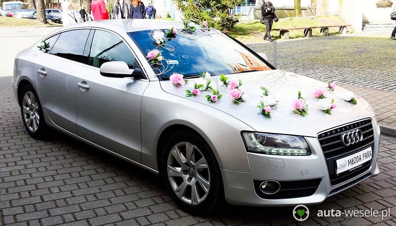 Nowoczesna dekoracja auta ślubnego