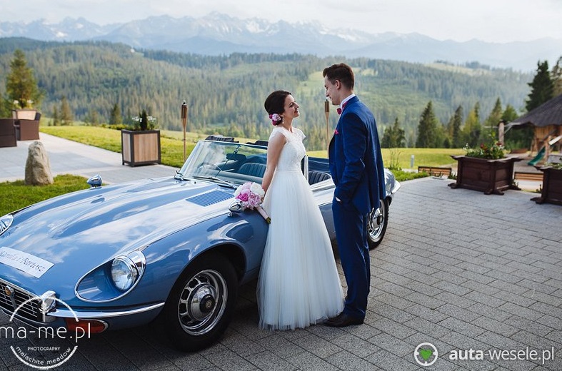 Sesja ślubna w górach z samochodem