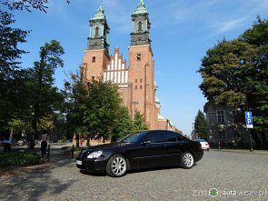 Mercedes S-klasa, czarna limuzyna - zdjęcie pojazdu