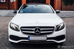 Biały Mercedes E Klasa 2017 Limuzyna Czarny dach - zdjęcie pojazdu