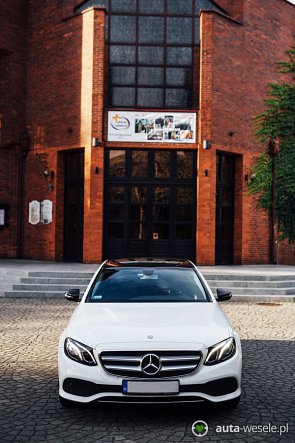 Biały Mercedes E Klasa 2017 Limuzyna Czarny dach - zdjęcie pojazdu