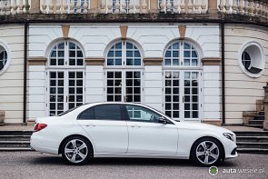 Biały Mercedes E Klasa 2017 Limuzyna Czarny dach - zdjęcie pojazdu