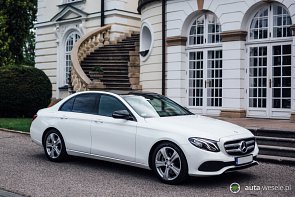 Biały Mercedes E Klasa 2017 Limuzyna Czarny dach - zdjęcie pojazdu