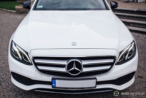 Biały Mercedes E Klasa 2017 Limuzyna Czarny dach - zdjęcie pojazdu