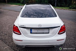 Biały Mercedes E Klasa 2017 Limuzyna Czarny dach - zdjęcie pojazdu