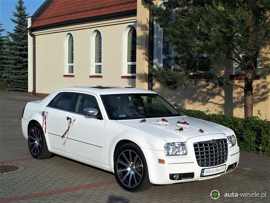 Samochód ślubny Olsztyn Chrysler 300C biały autawesele.pl